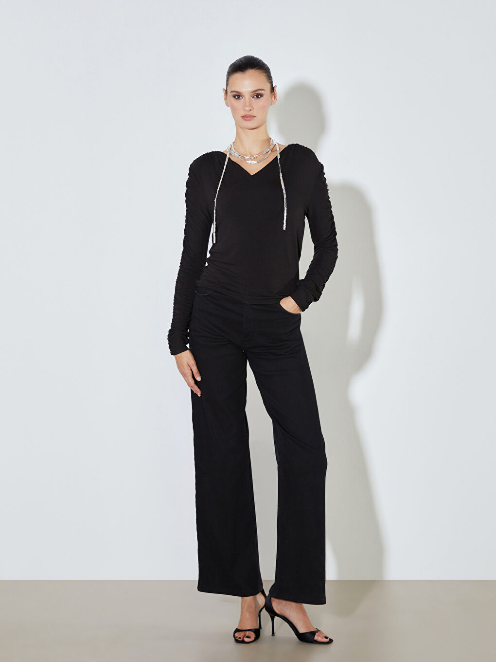 Siyah V Yaka Büzgülü Bluz-1