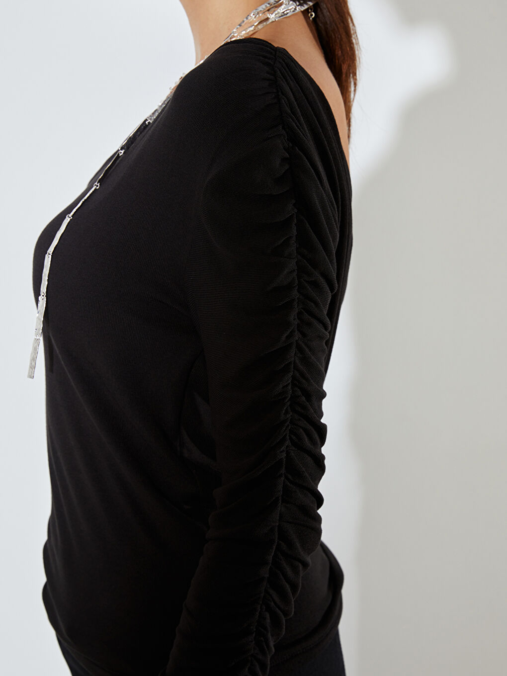 Siyah V Yaka Büzgülü Bluz-2