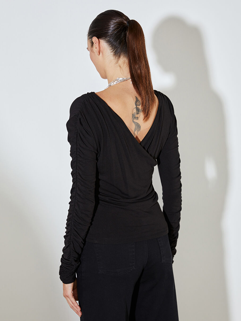 Siyah V Yaka Büzgülü Bluz-3