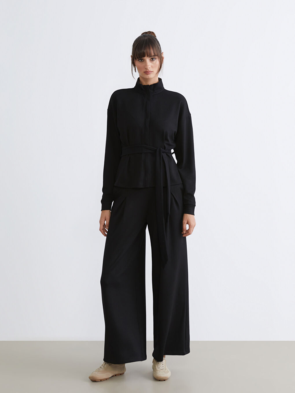 Siyah Dik Yaka Kadın Hırka-1