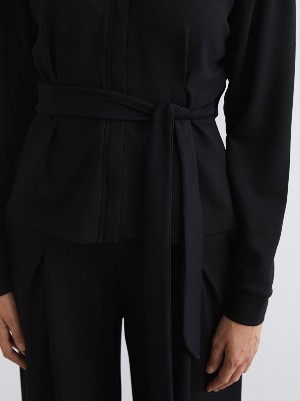 Siyah Dik Yaka Kadın Hırka-2