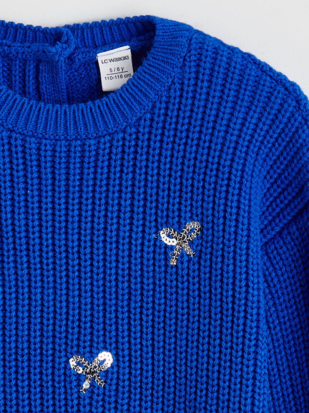 Džemper od trikotaže sa okruglim izrezom i vezenim šljokicama za devojčice-1