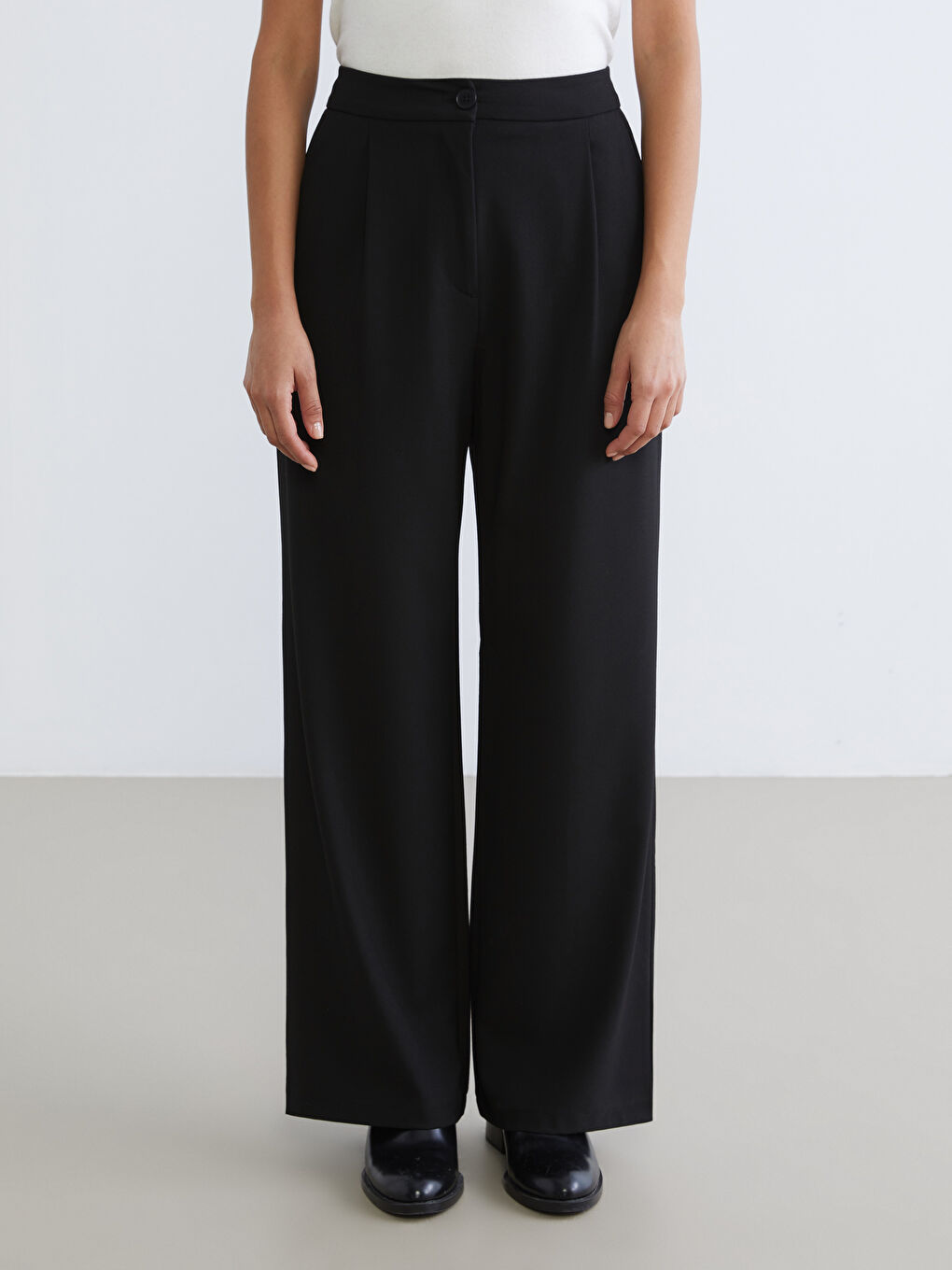 Siyah Loose Fit Geniş Paça Kadın Pileli Pantolon-1