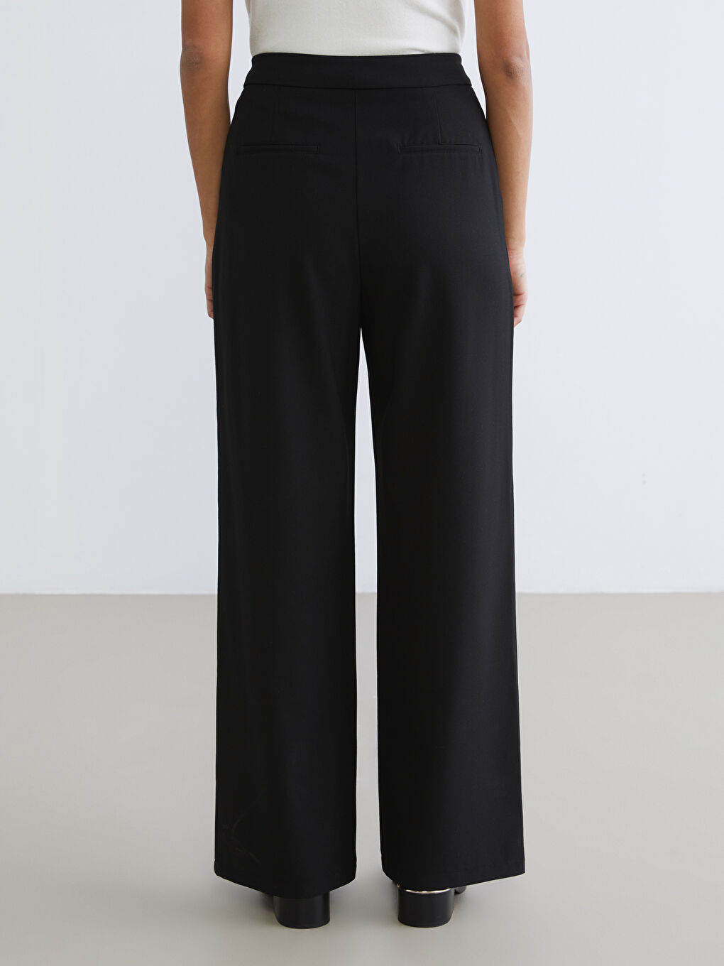 Siyah Loose Fit Geniş Paça Kadın Pileli Pantolon-3