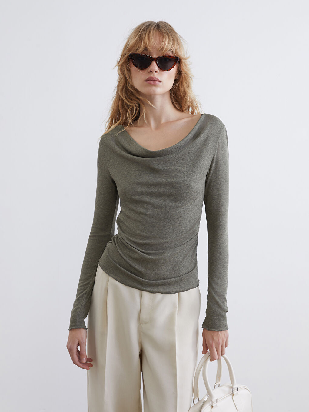 Блузка с драпированным воротником и сборками-3