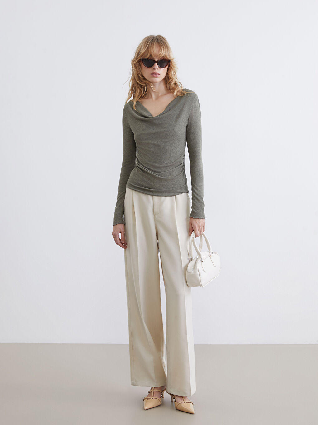 Блузка с драпированным воротником и сборками-5