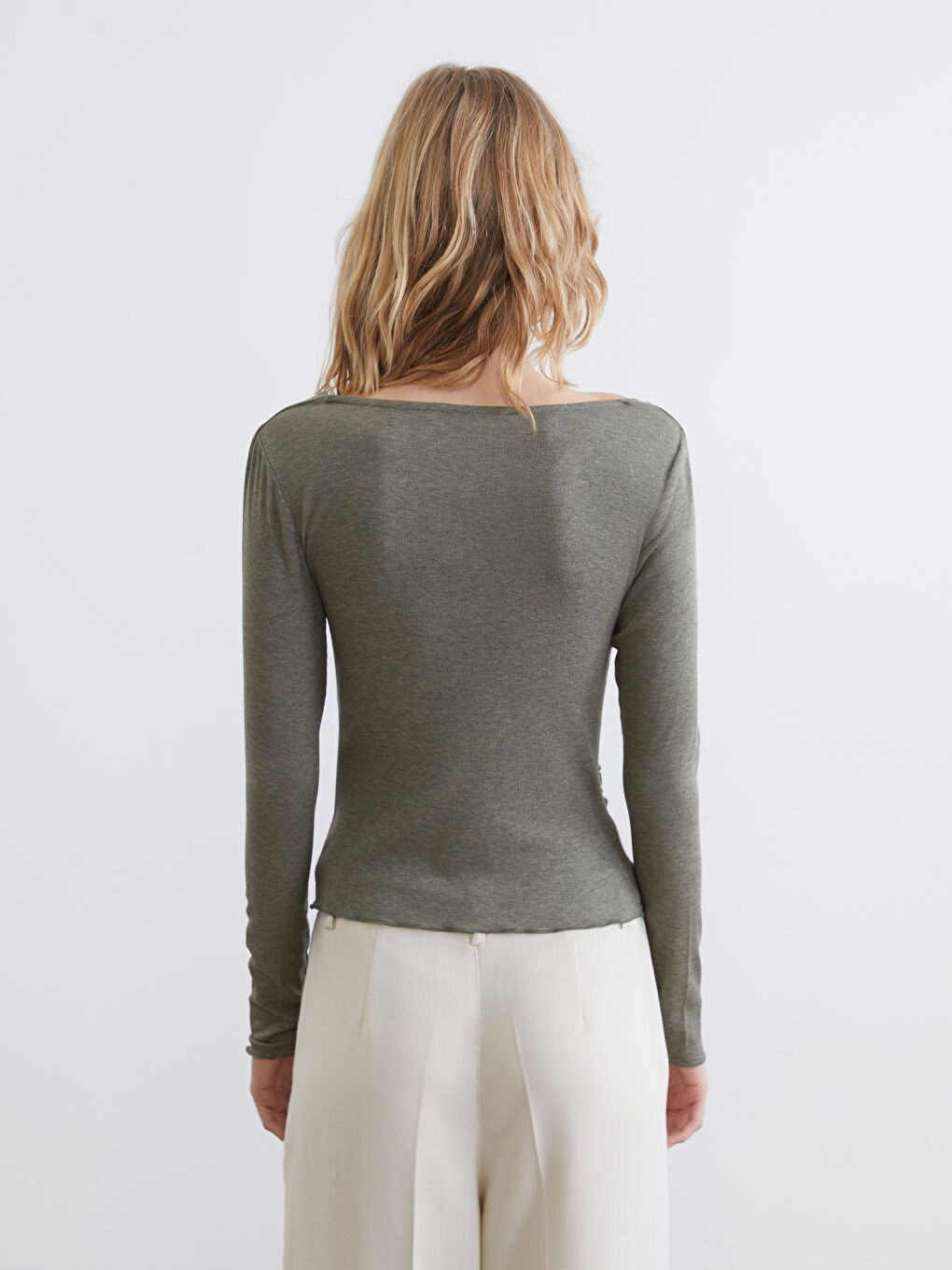 Блузка с драпированным воротником и сборками-8