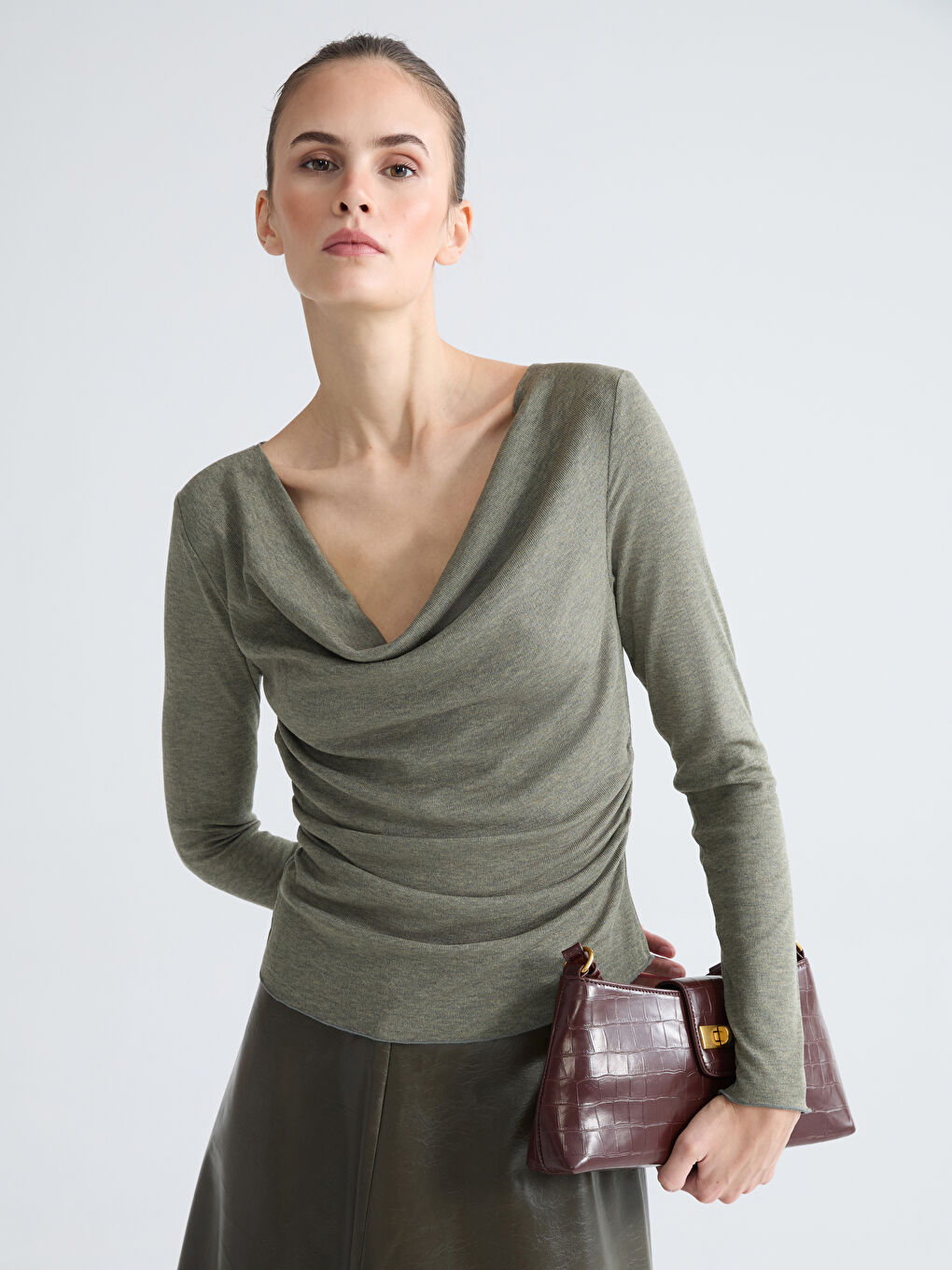 Блузка с драпированным воротником и сборками-2