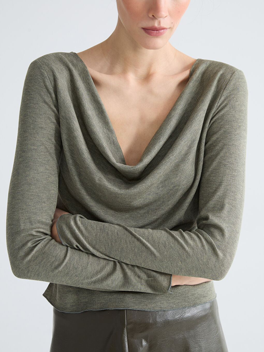 Блузка с драпированным воротником и сборками-4