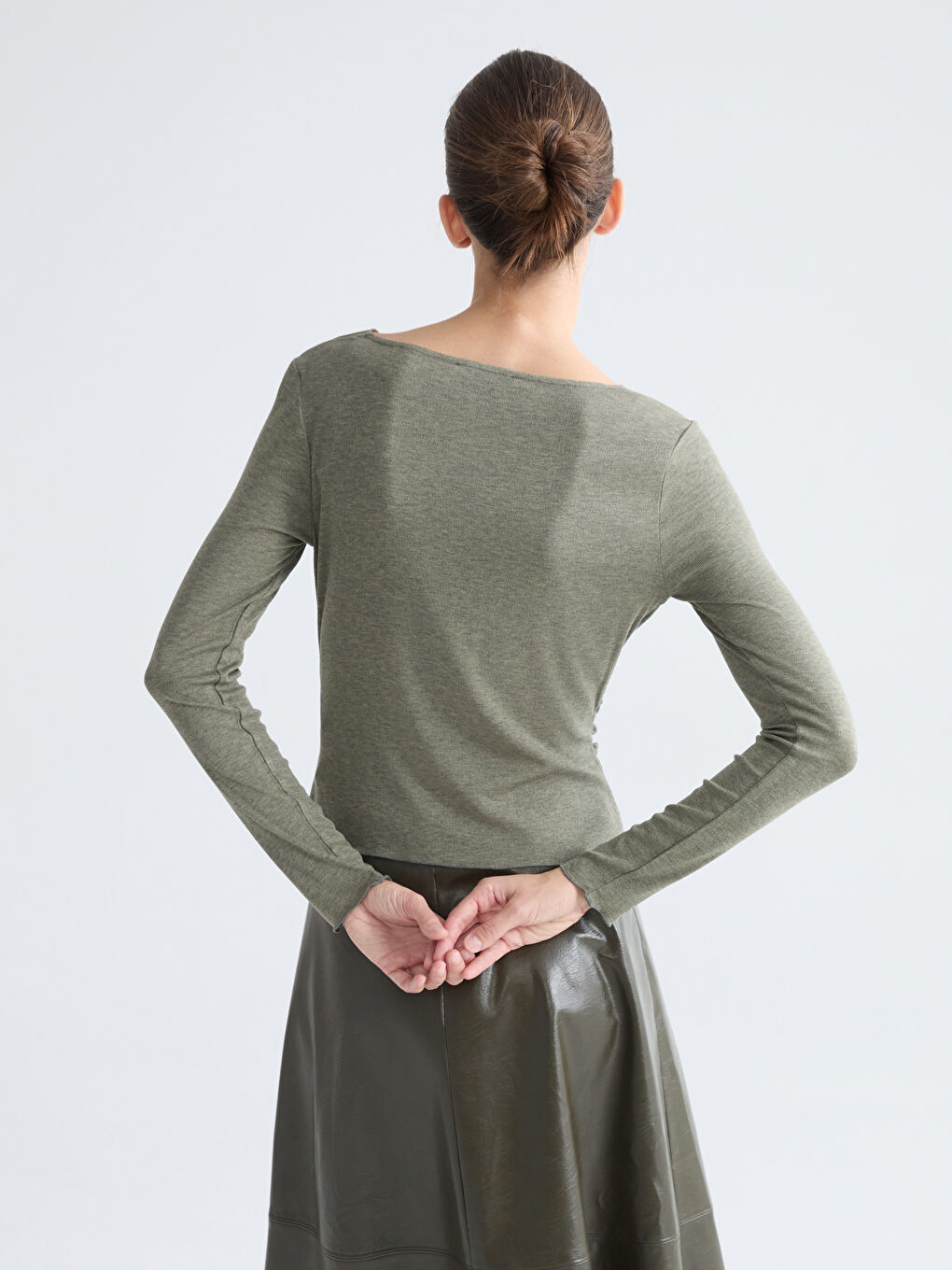 Блузка с драпированным воротником и сборками-6