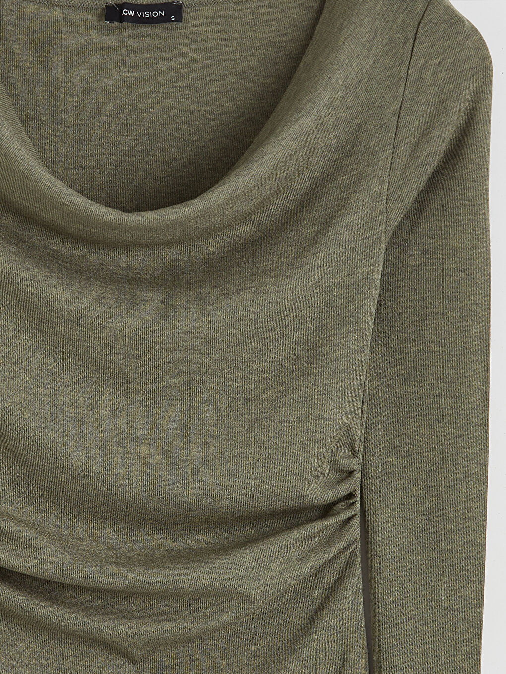 Блузка с драпированным воротником и сборками-10