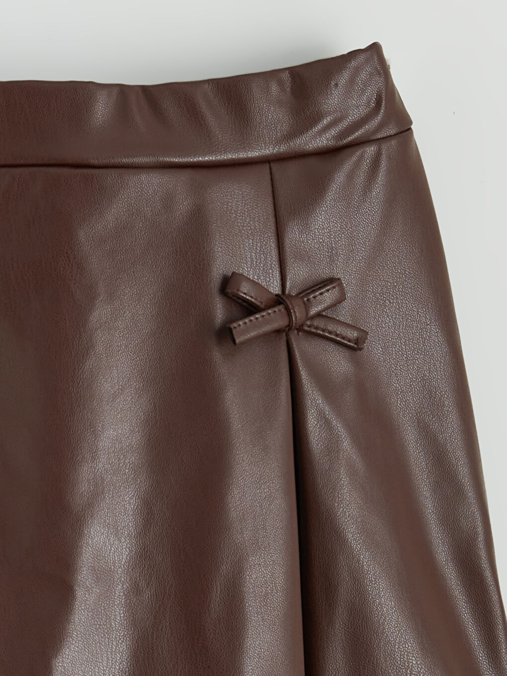 Suknja za devojčice plisirana od imitacije kože sa elastičnim strukom-1