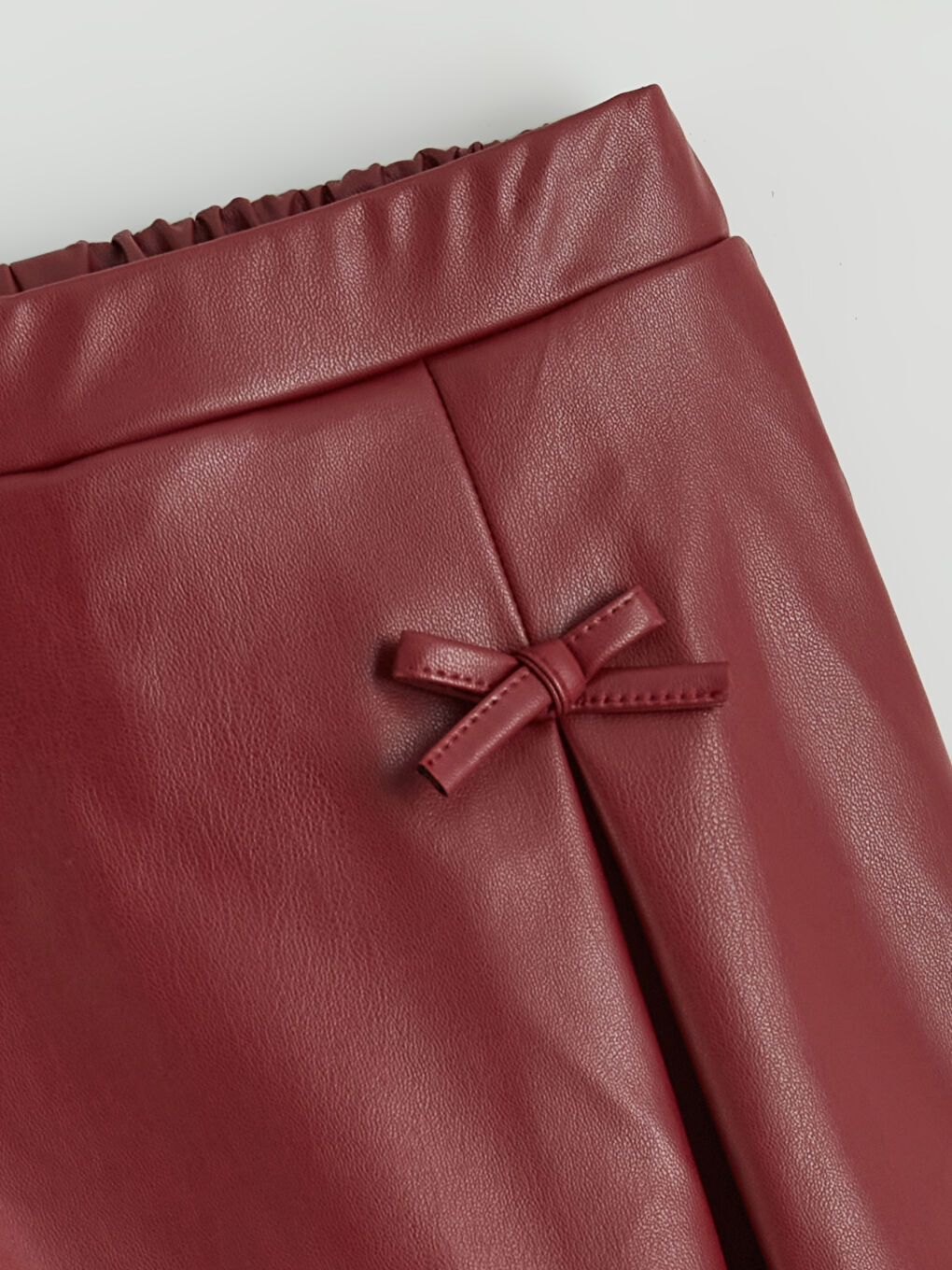 Suknja za devojčice plisirana od imitacije kože sa elastičnim strukom-2