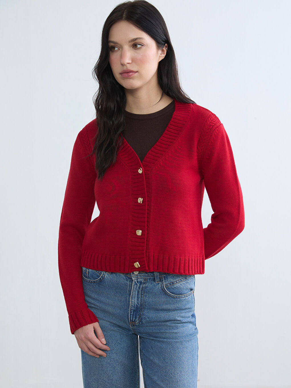 V-neck knit cardigan with a self-design.
