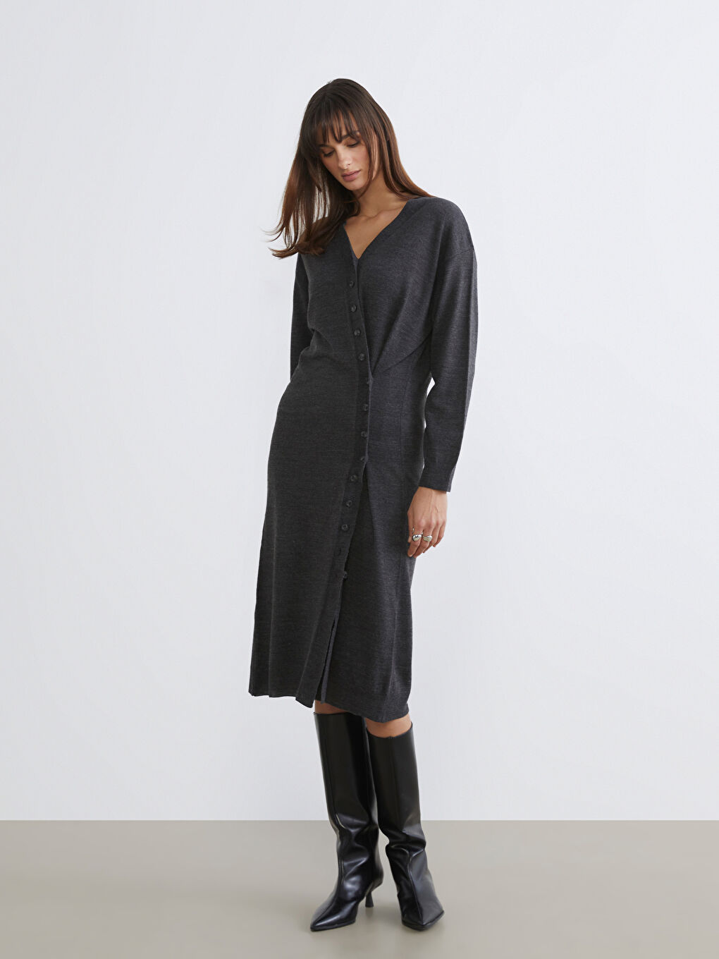 Gri V Yaka Büzgülü Triko Elbise