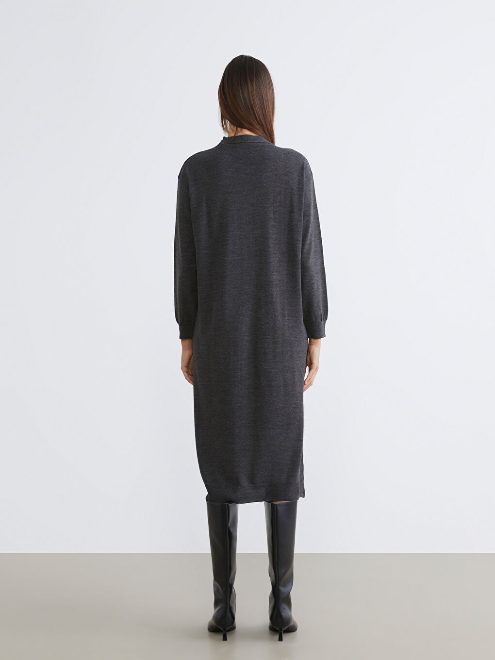 Gri V Yaka Büzgülü Triko Elbise-3