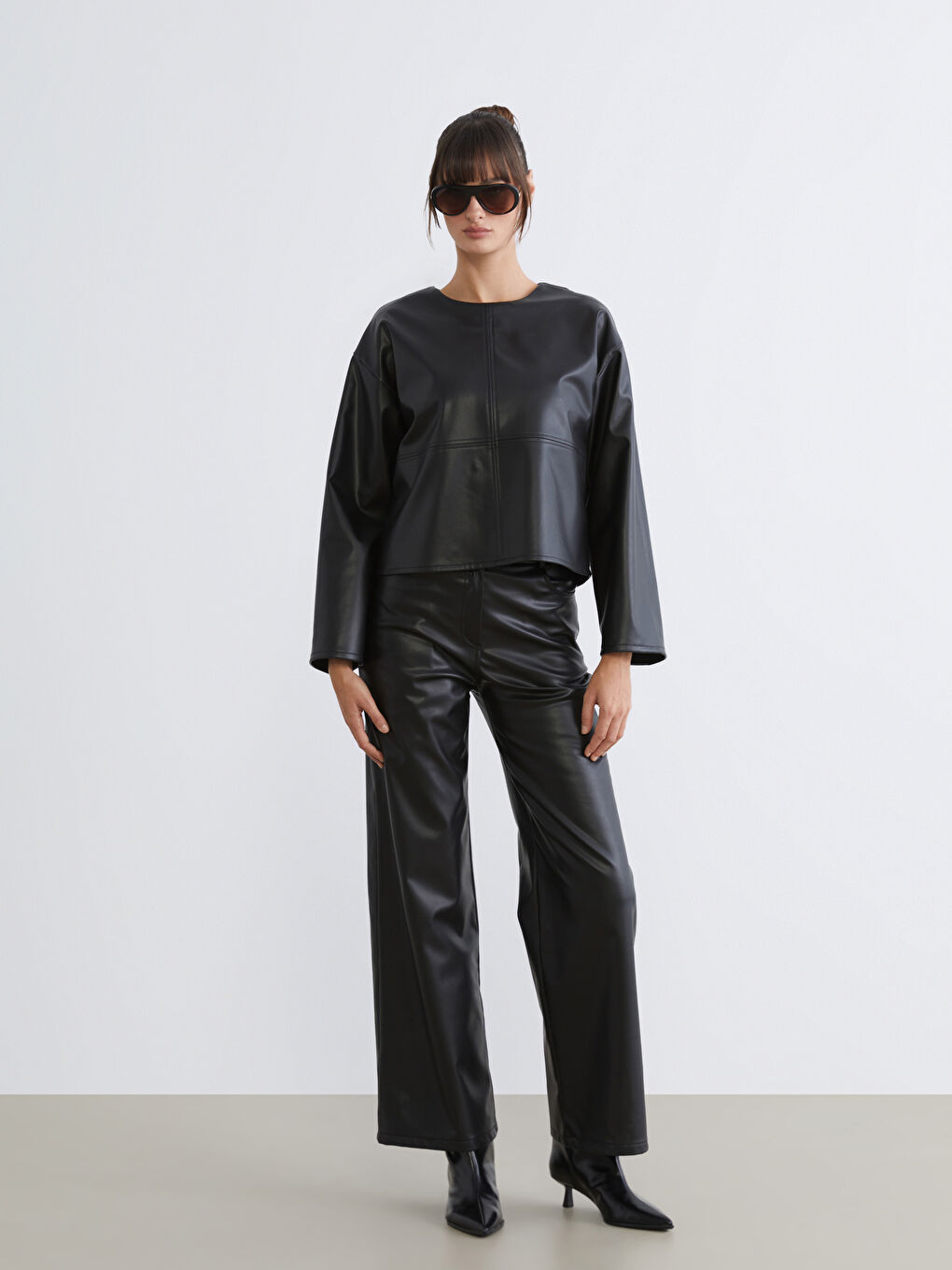 Siyah Bisiklet Yaka Deri Görünümlü Bluz-1