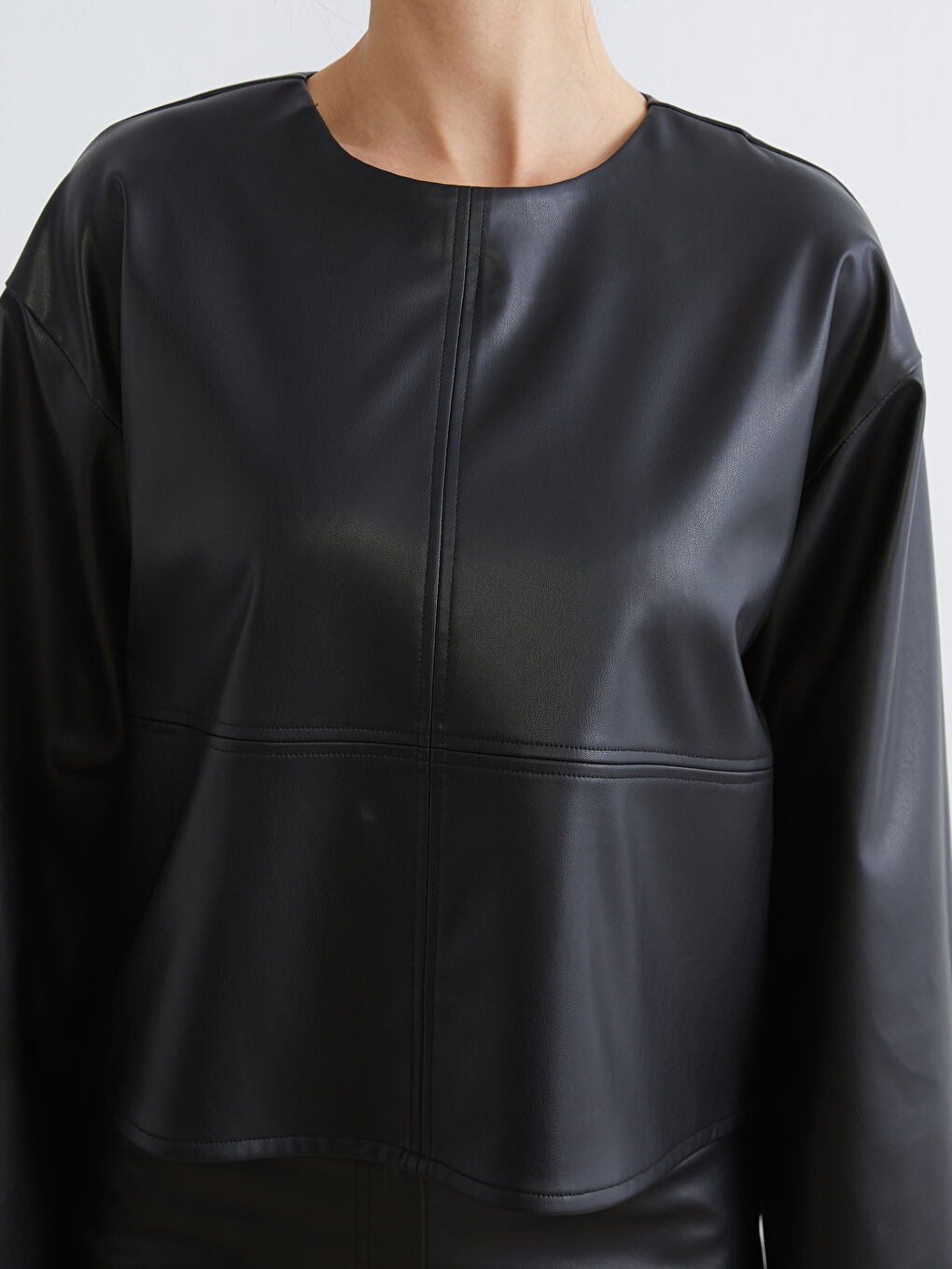 Siyah Bisiklet Yaka Deri Görünümlü Bluz-2