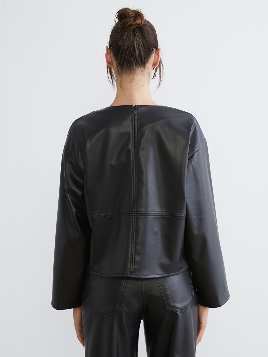 Siyah Bisiklet Yaka Deri Görünümlü Bluz-3