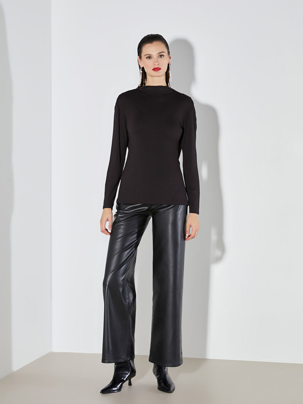 Siyah Dik Yaka Sırt Dekolteli Bluz-1