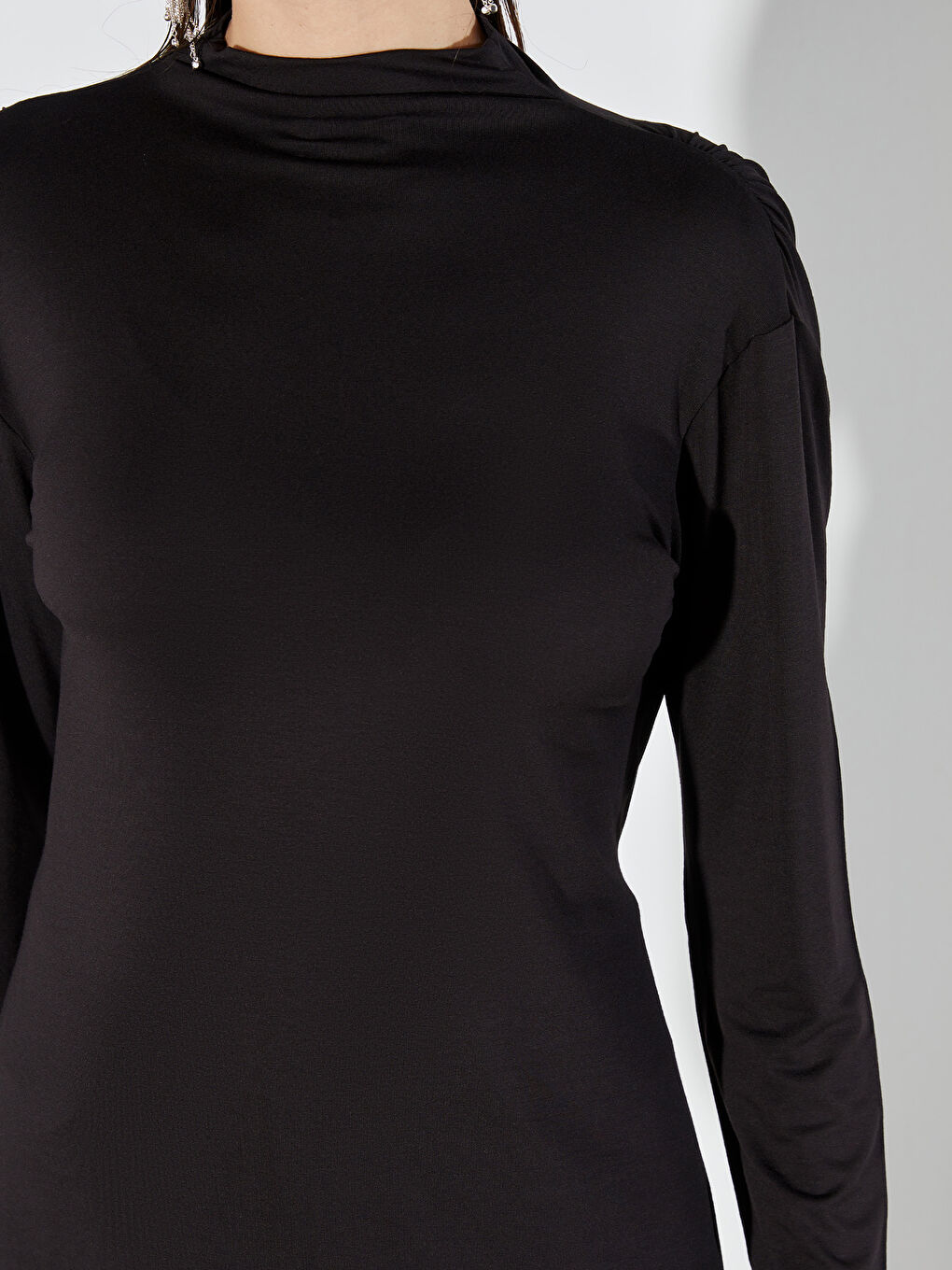 Siyah Dik Yaka Sırt Dekolteli Bluz-2