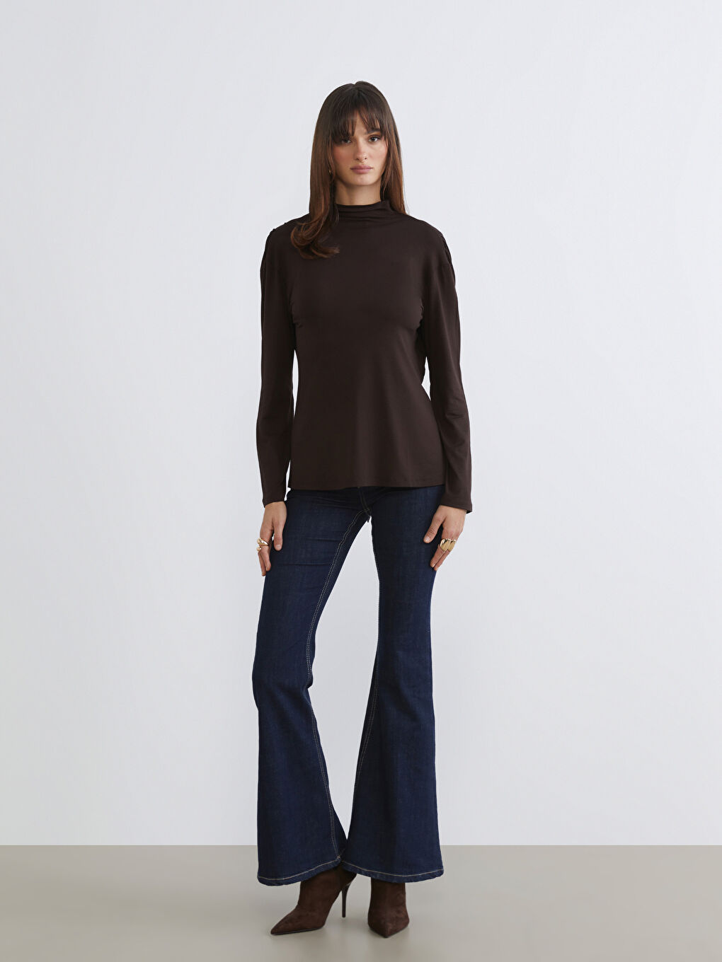 Kahverengi Dik Yaka Sırt Dekolteli Bluz-1