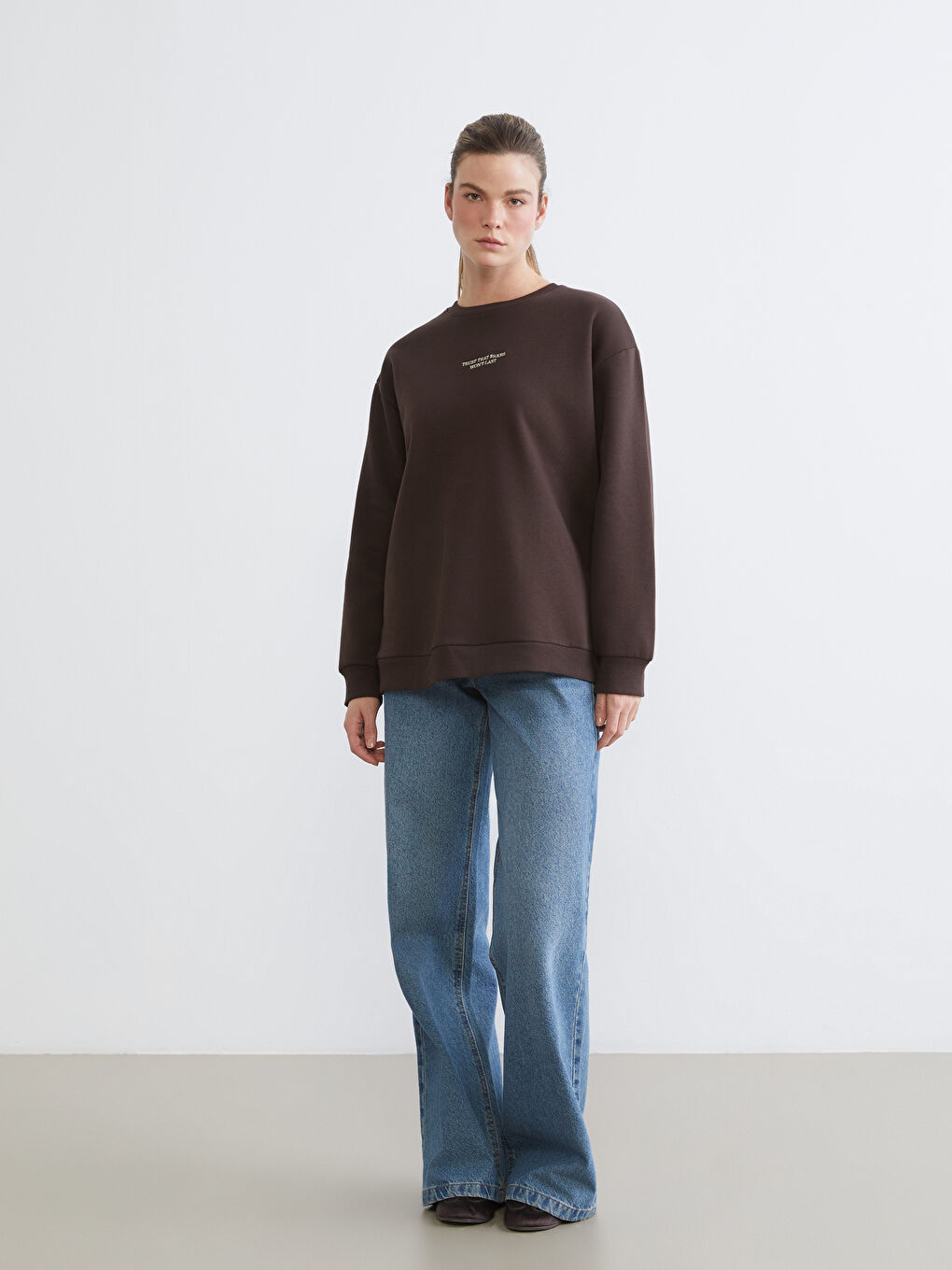 Kahverengi Nakışlı Oversize Kadın Kalın Sweatshirt-1