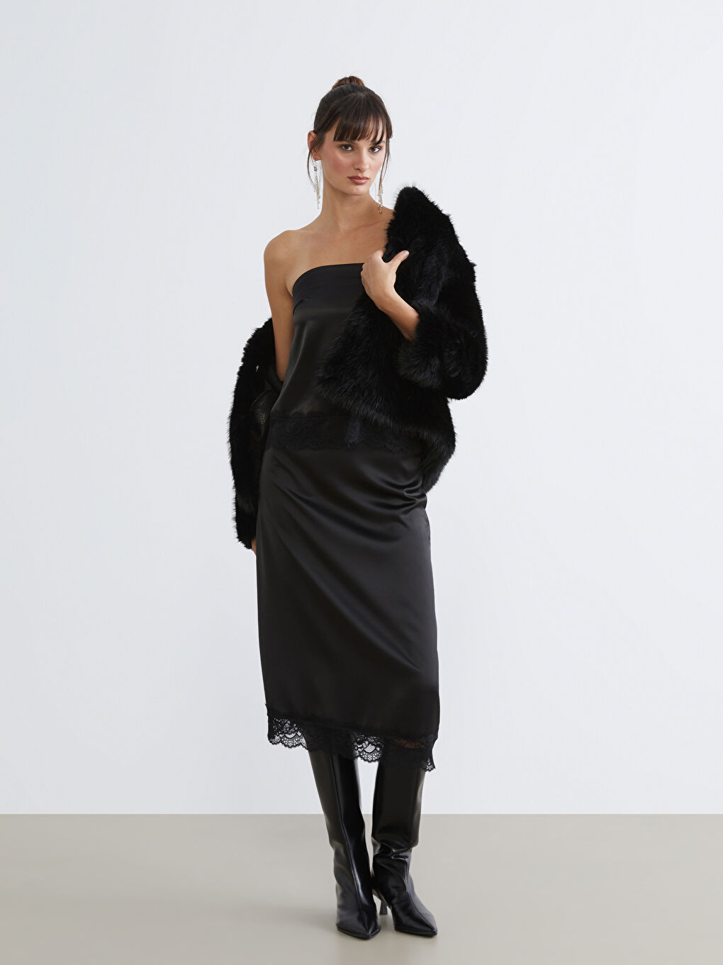 Siyah Straplez Yaka Saten Bluz-2