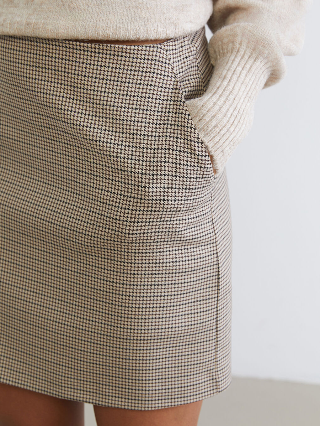 ქალი ყავისფერი დახურული შორტი-2