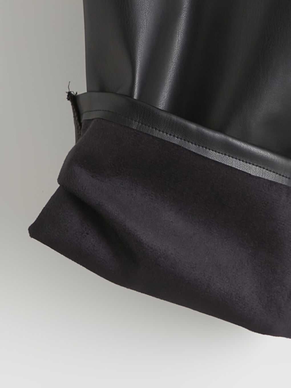 Siyah Fiyonk Detaylı Deri Görünümlü Kız Çocuk Pantolon-1