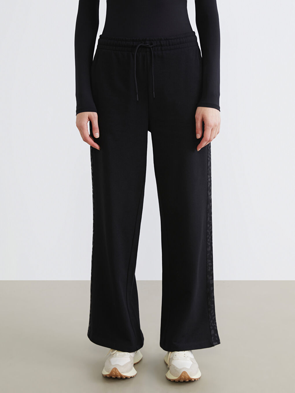 Siyah Beli Lastikli Desenli Kadın Eşofman Altı-1