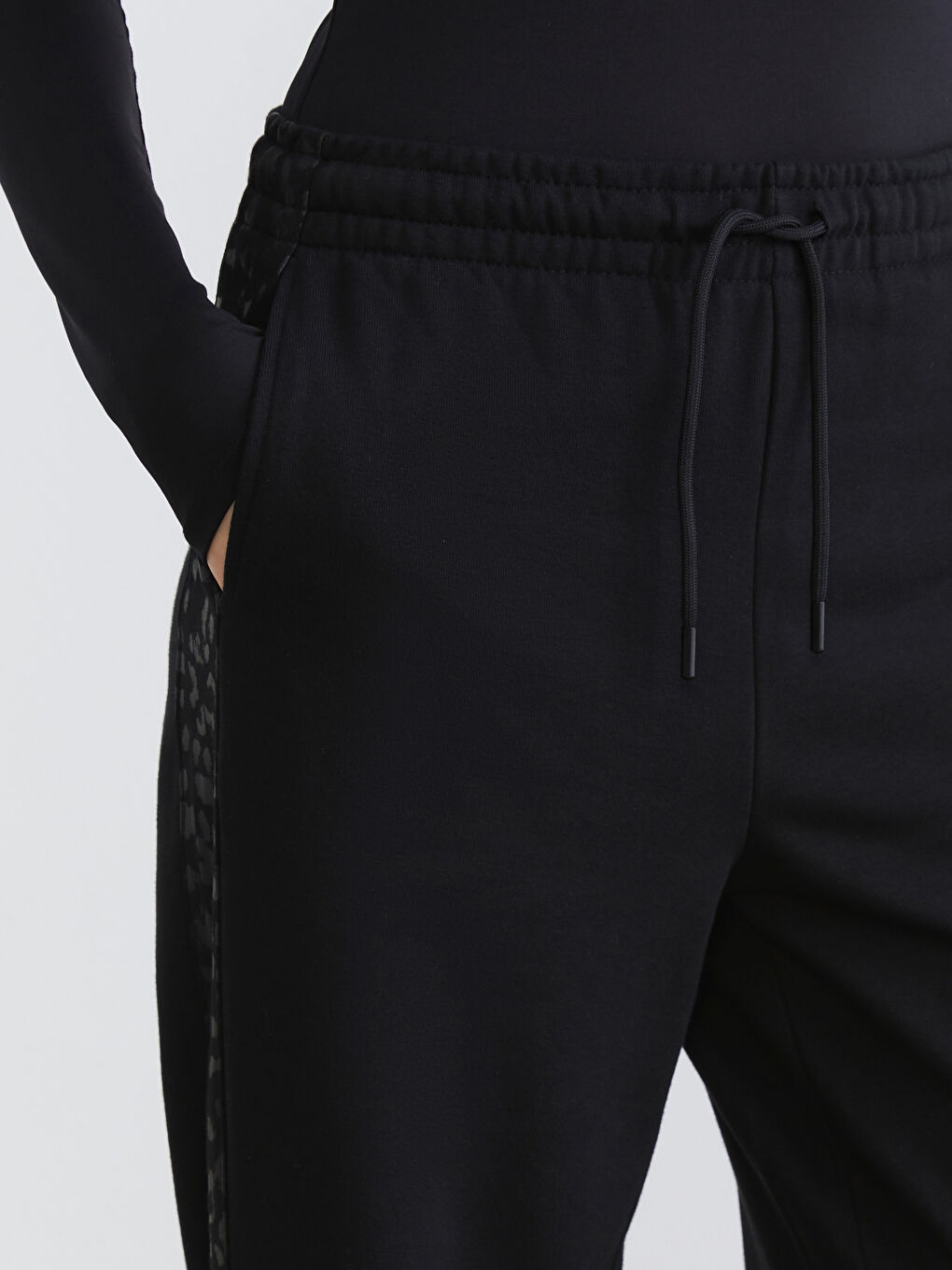 Siyah Beli Lastikli Desenli Kadın Eşofman Altı-2