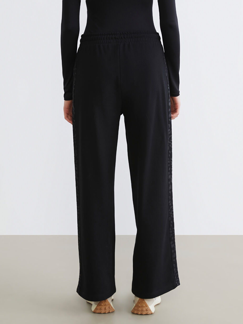 Siyah Beli Lastikli Desenli Kadın Eşofman Altı-3