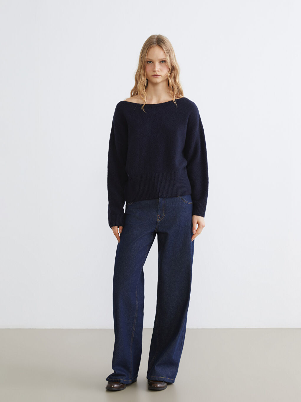 Džemper od trikotaže sa širokim izrezom za žene-1