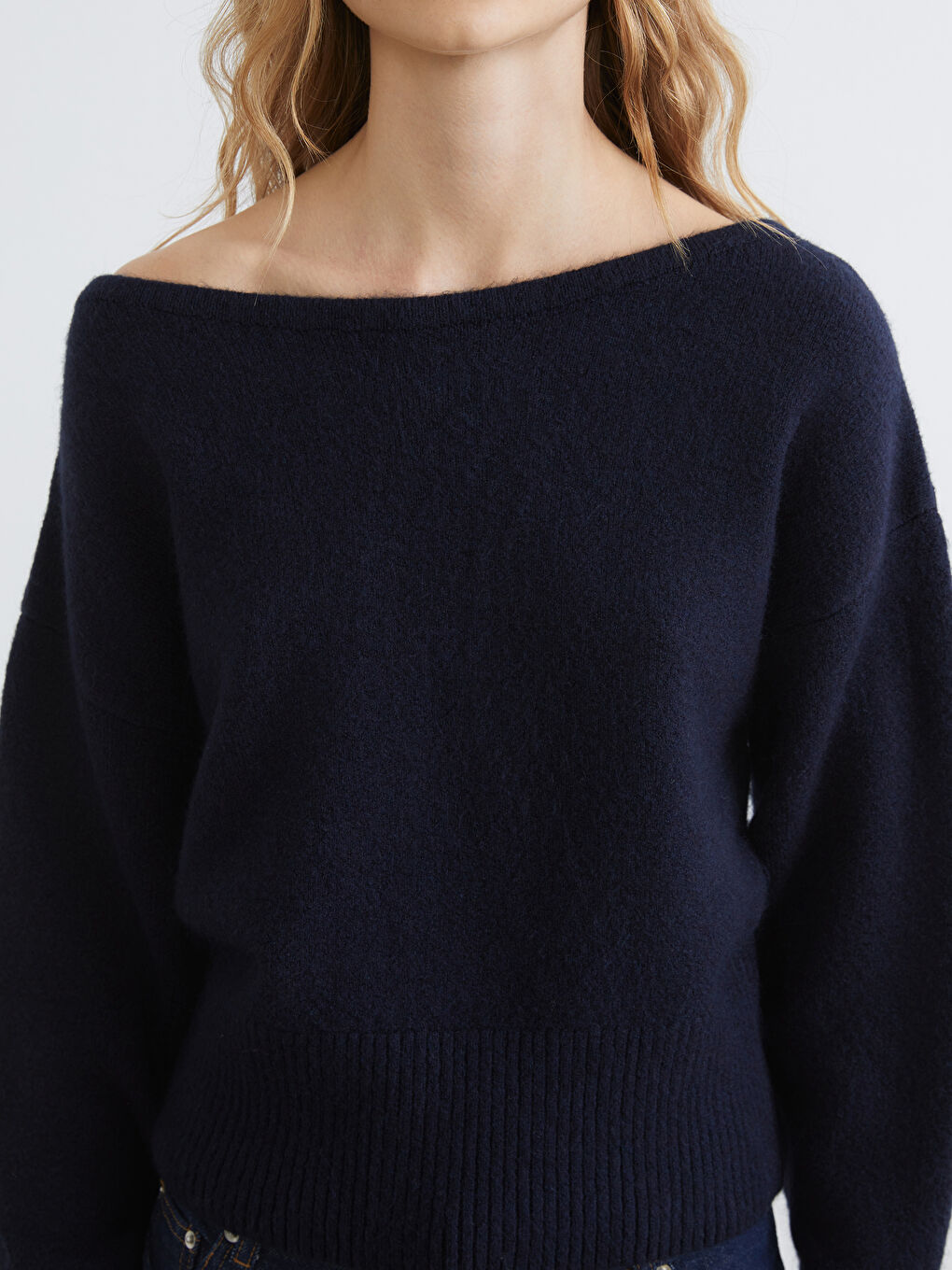 Džemper od trikotaže sa širokim izrezom za žene-2