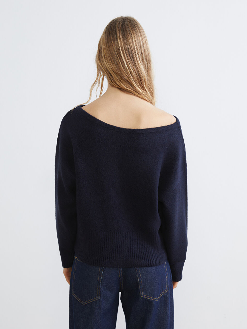 Džemper od trikotaže sa širokim izrezom za žene-3