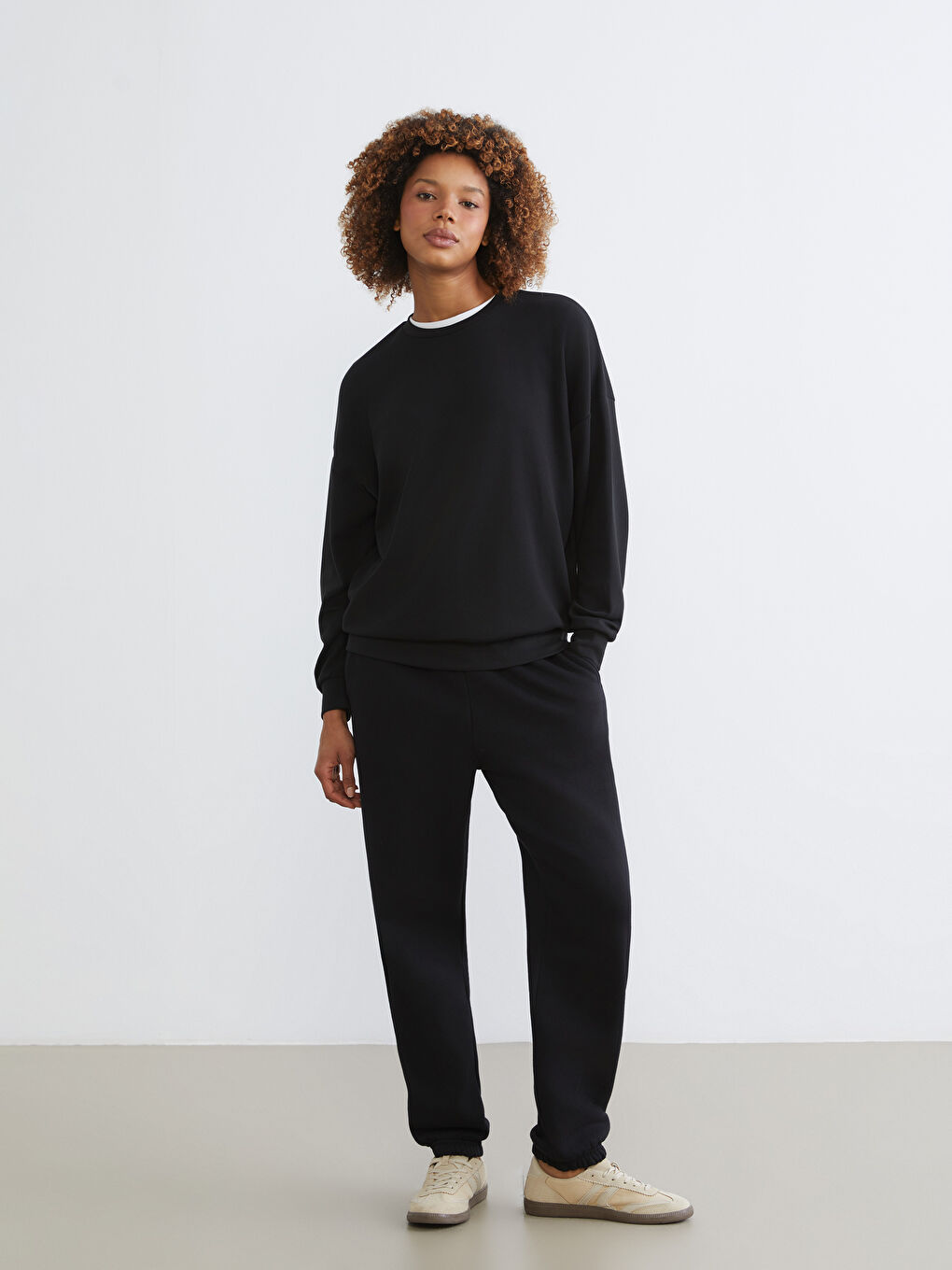 Siyah Bisiklet Yaka Oversize Kadın Sweatshirt-1