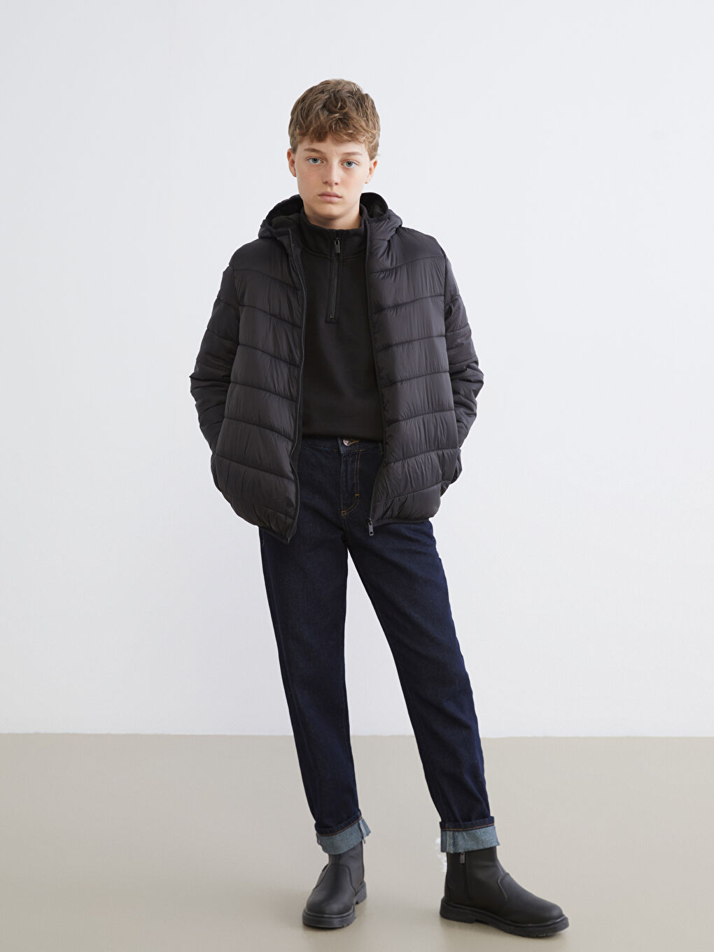 Siyah Kapüşonlu Erkek Çocuk Şişme Mont-1