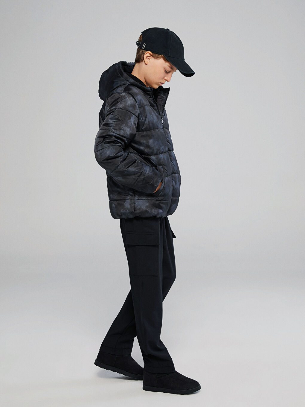 Siyah Kapüşonlu Erkek Çocuk Şişme Mont-1