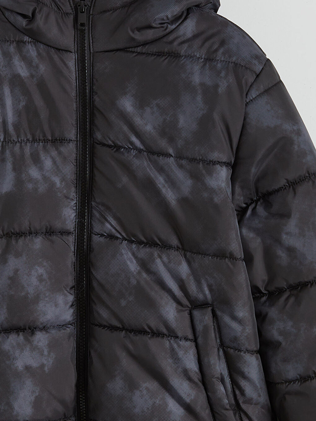 Siyah Kapüşonlu Erkek Çocuk Şişme Mont-4