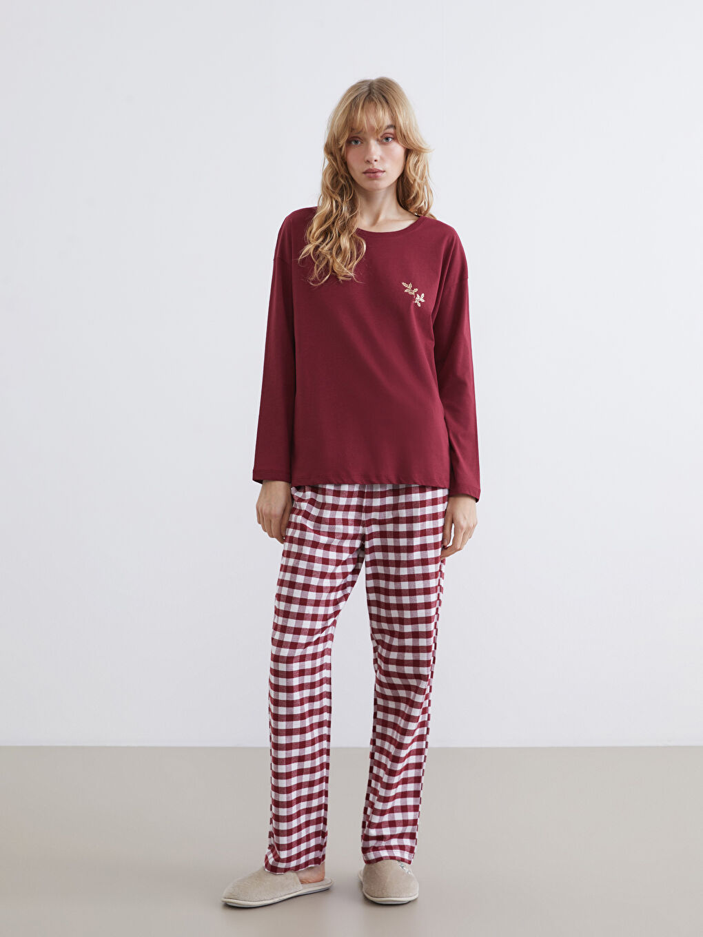 Женский пижамный комплект с круглым вырезом и принтом