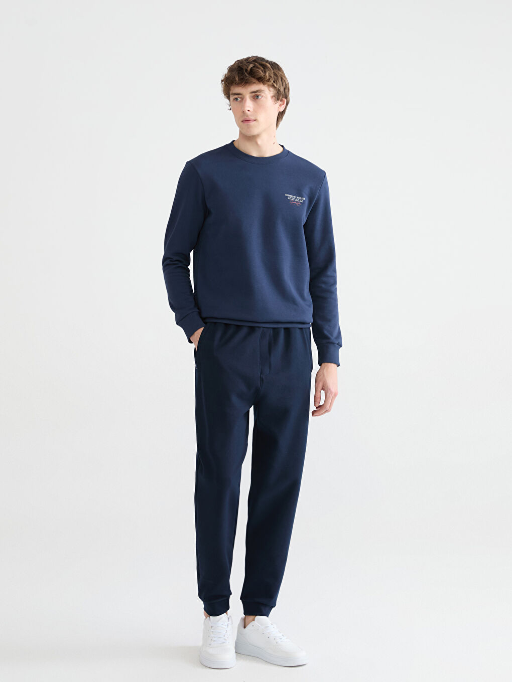 سویتشێرت قەبارەی ناوەند چاپکراو بۆ پیاوان یەخه‌ خڕ-1