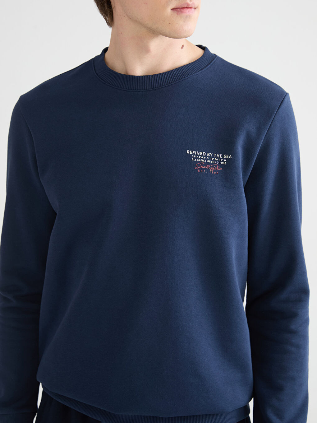 سویتشێرت قەبارەی ناوەند چاپکراو بۆ پیاوان یەخه‌ خڕ-2