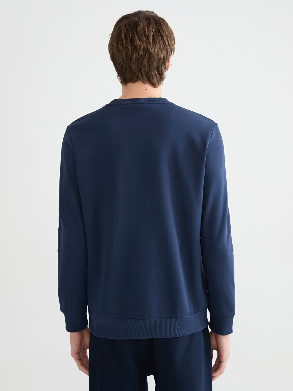 سویتشێرت قەبارەی ناوەند چاپکراو بۆ پیاوان یەخه‌ خڕ-3