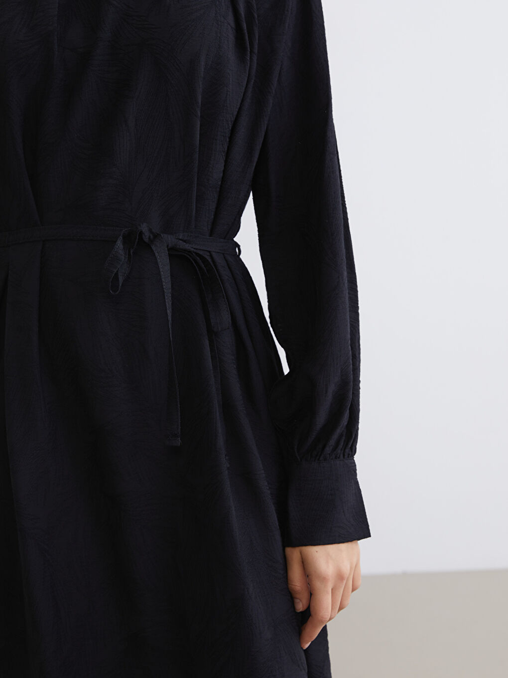 Siyah Dik Yaka Kuşaklı Elbise-2