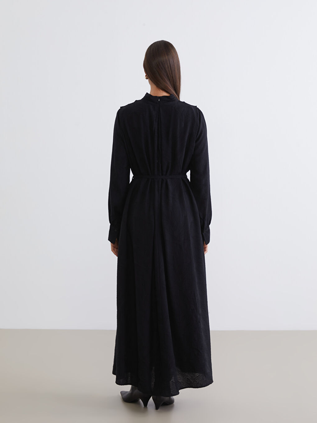 Siyah Dik Yaka Kuşaklı Elbise-3