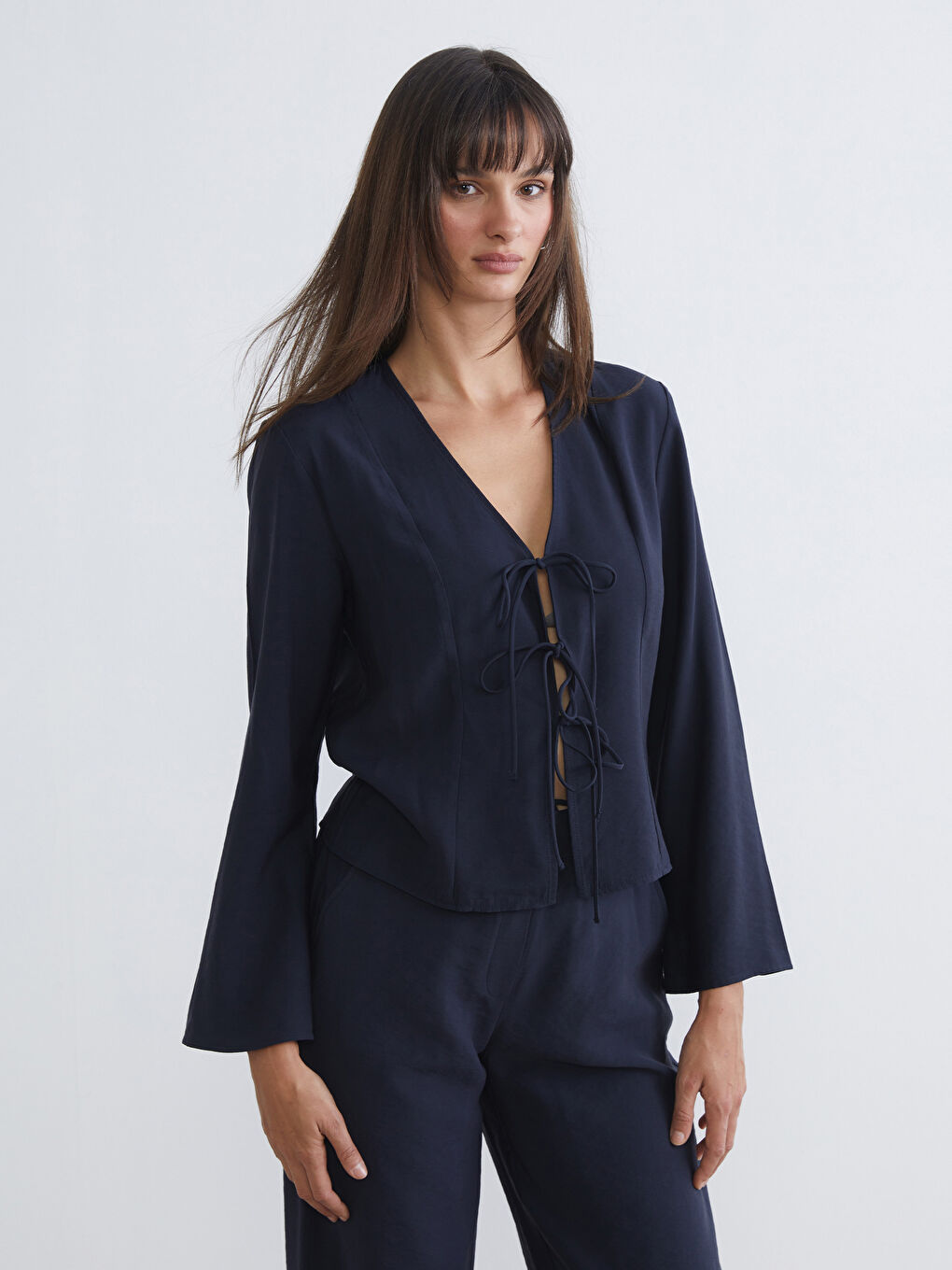 Lacivert V Yaka Bağlamalı Bluz
