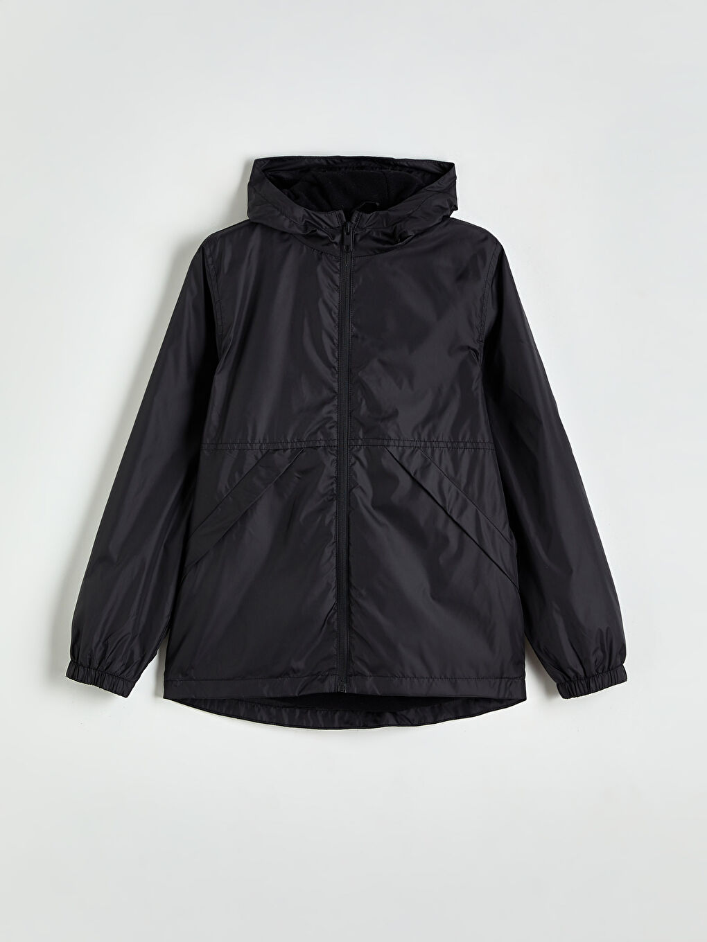 Siyah Kapüşonlu Erkek Çocuk Mont