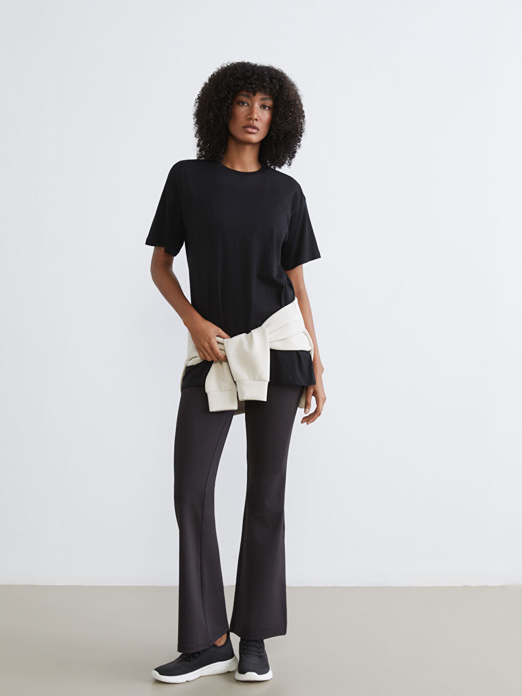 Siyah Bisiklet Yaka Baskılı Oversize Kadın Spor Tişört-1