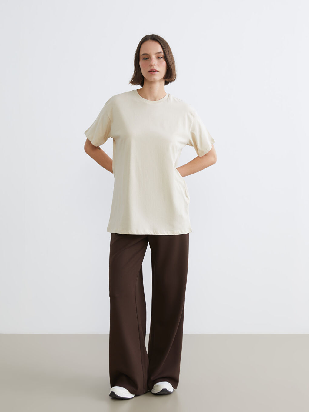 Bej Bisiklet Yaka Baskılı Oversize Kadın Spor Tişört-1